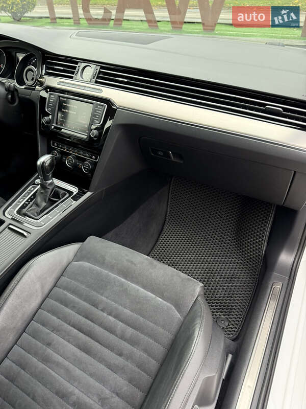 Седан Volkswagen Passat 2015 в Ужгороде