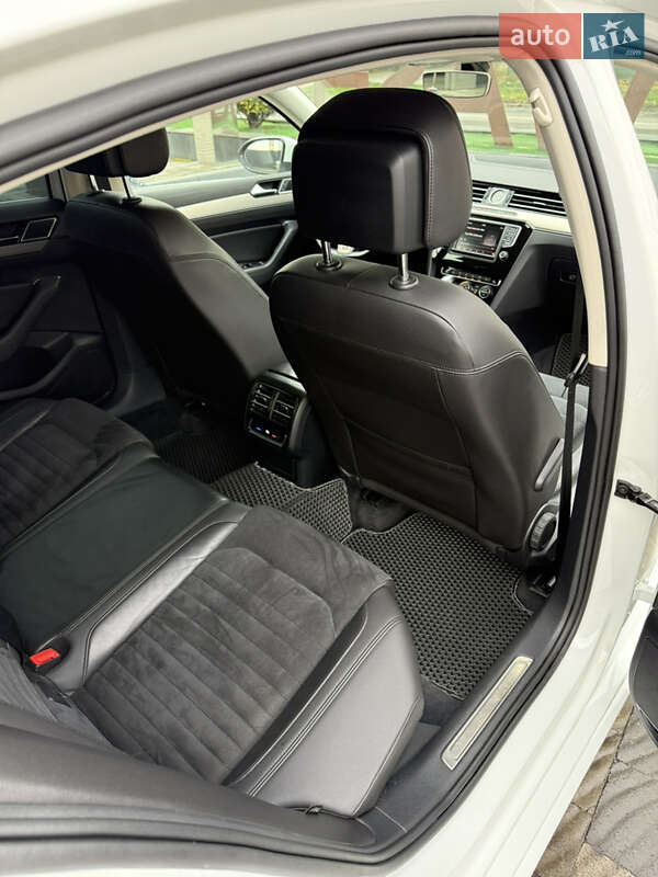 Седан Volkswagen Passat 2015 в Ужгороде