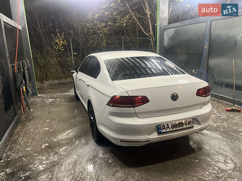Седан Volkswagen Passat 2016 в Киеве