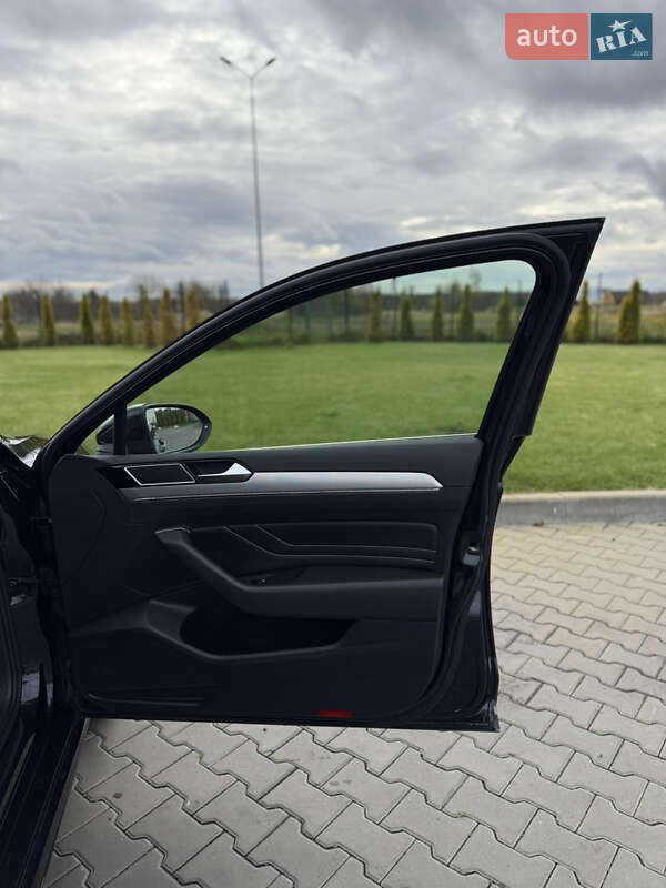 Седан Volkswagen Passat 2022 в Луцьку