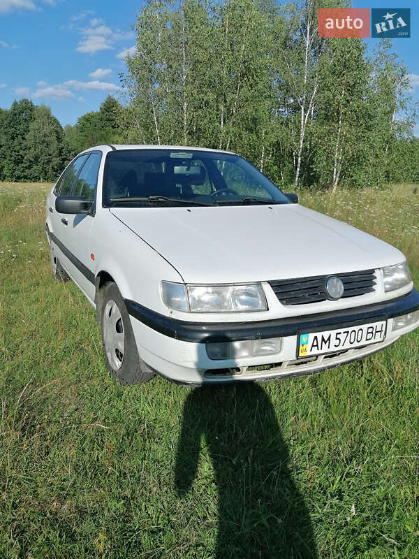 Седан Volkswagen Passat 1994 в Лугинах