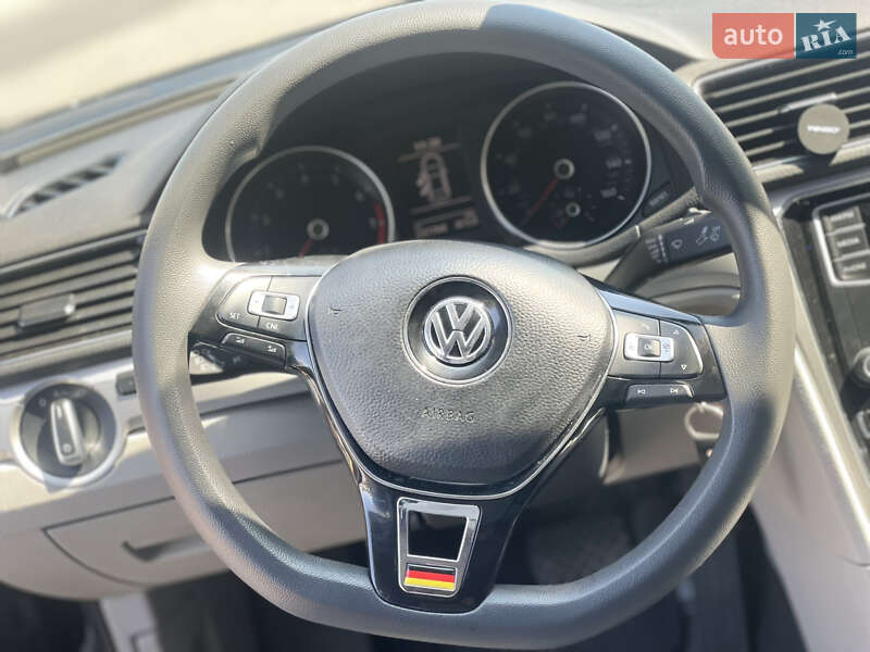 Седан Volkswagen Passat 2015 в Виннице