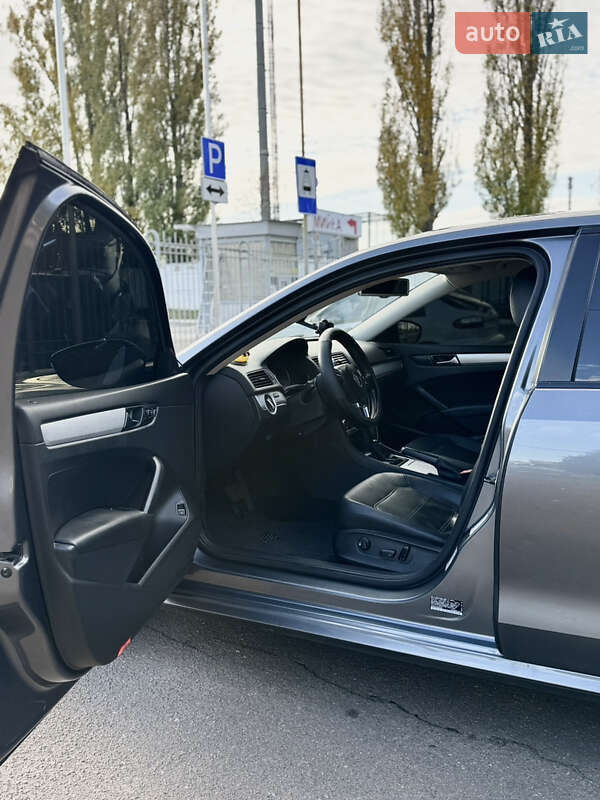 Седан Volkswagen Passat 2011 в Києві