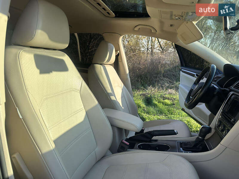 Седан Volkswagen Passat 2018 в Киеве