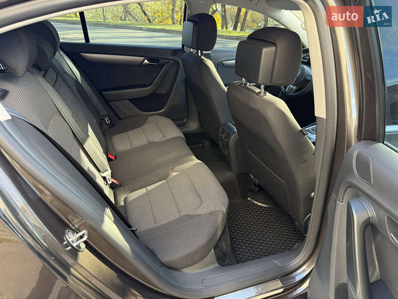 Седан Volkswagen Passat 2011 в Киеве