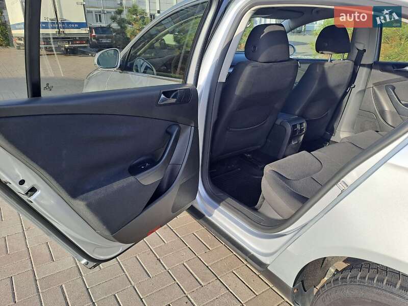Седан Volkswagen Passat 2010 в Дніпрі