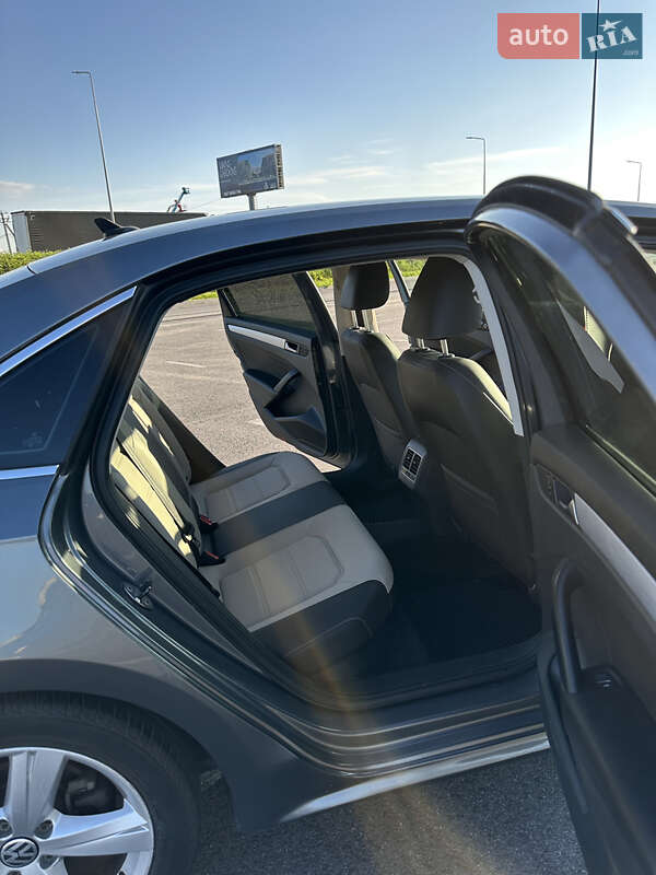 Седан Volkswagen Passat 2013 в Львові