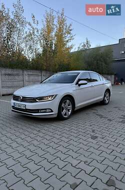 Седан Volkswagen Passat 2015 в Ужгороді