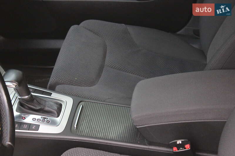 Седан Volkswagen Passat 2009 в Днепре