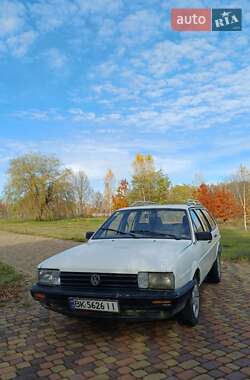 Универсал Volkswagen Passat 1988 в Дубровице