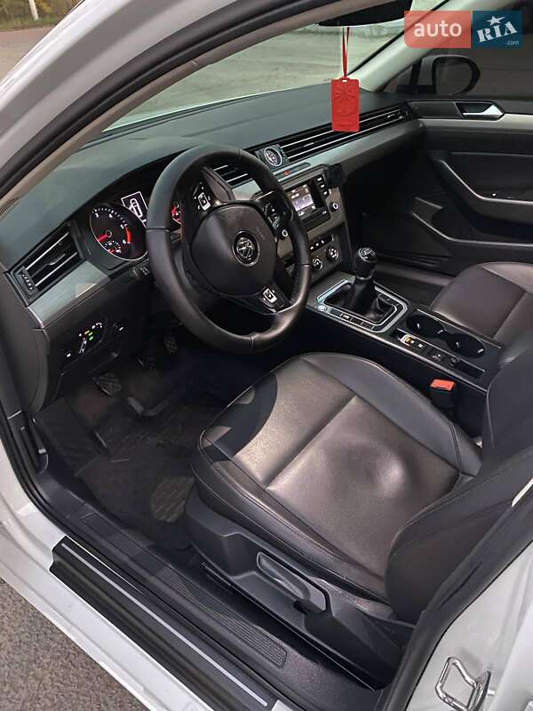 Универсал Volkswagen Passat 2017 в Житомире