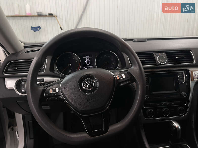 Седан Volkswagen Passat 2016 в Житомире