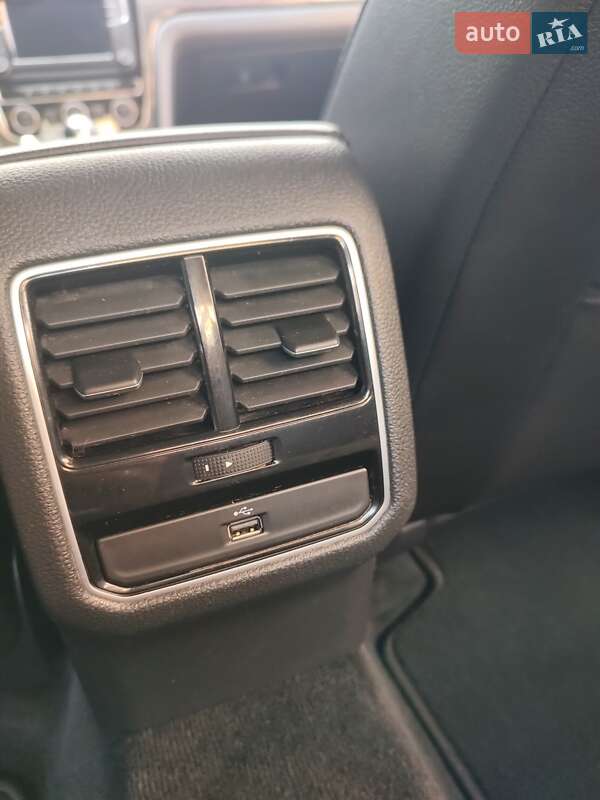 Седан Volkswagen Passat 2016 в Киеве