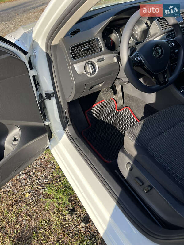 Седан Volkswagen Passat 2018 в Киеве фото 10 Седан Volkswagen Passat 2018 в Киеве