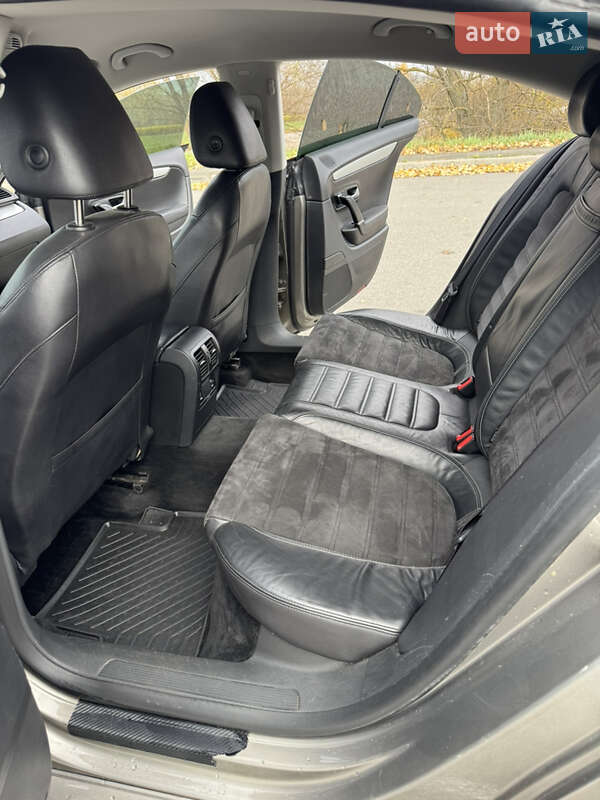 Седан Volkswagen Passat 2010 в Буче