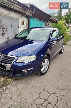 Седан Volkswagen Passat 2005 в Валках