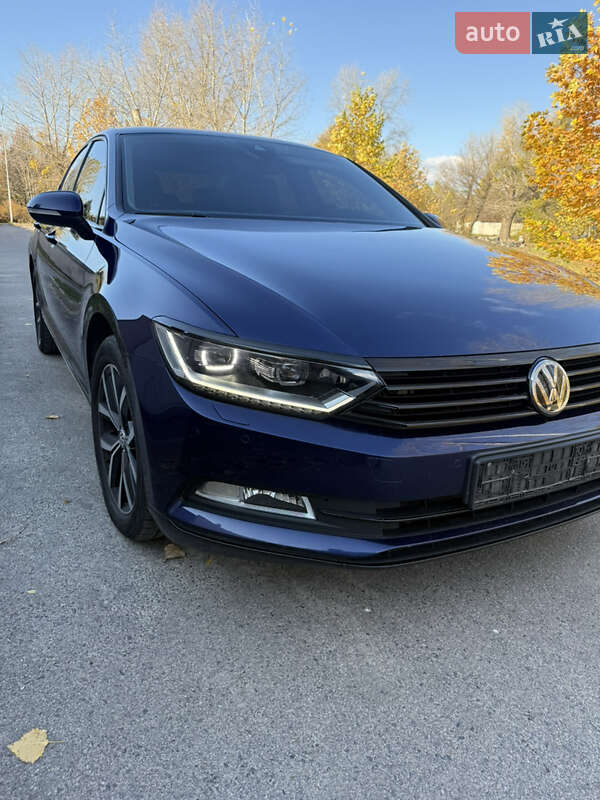 Седан Volkswagen Passat 2018 в Днепре