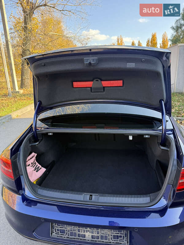 Седан Volkswagen Passat 2018 в Днепре