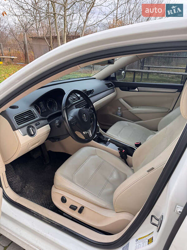 Седан Volkswagen Passat 2013 в Ивано-Франковске