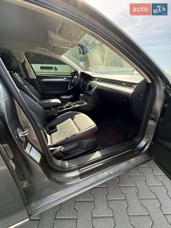 Седан Volkswagen Passat 2016 в Чернівцях