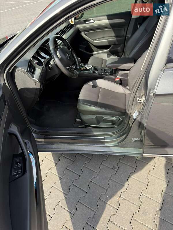 Седан Volkswagen Passat 2016 в Чернівцях