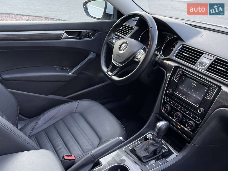 Седан Volkswagen Passat 2017 в Ровно
