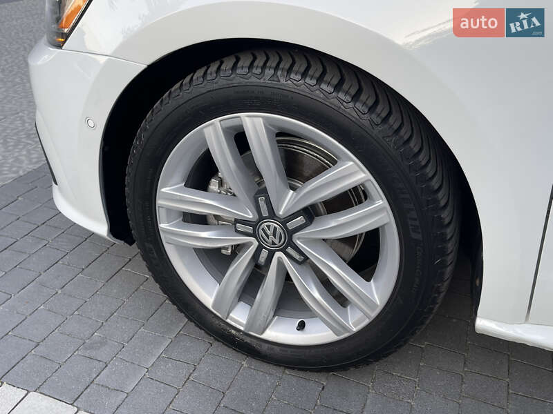 Седан Volkswagen Passat 2017 в Ровно