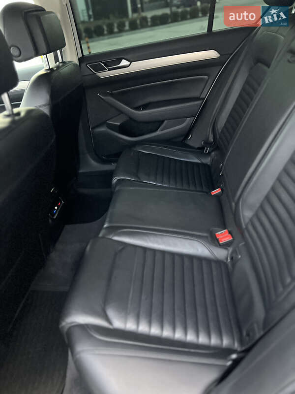 Седан Volkswagen Passat 2017 в Хусте