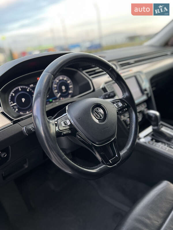 Седан Volkswagen Passat 2017 в Хусте