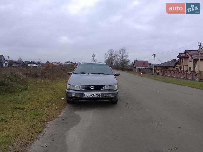 Седан Volkswagen Passat 1994 в Ровно