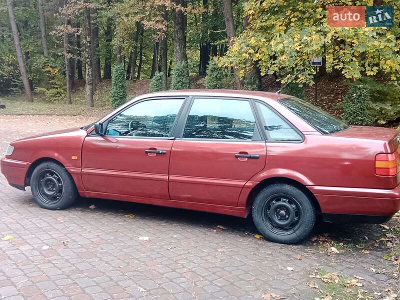 Седан Volkswagen Passat 1995 в Дрогобичі