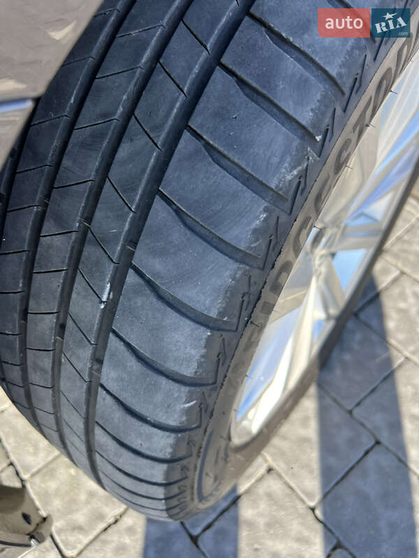 Седан Volkswagen Passat 2015 в Ужгороді