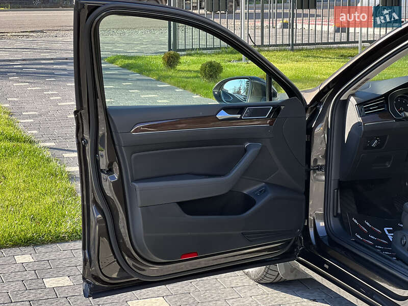 Седан Volkswagen Passat 2015 в Ужгороді