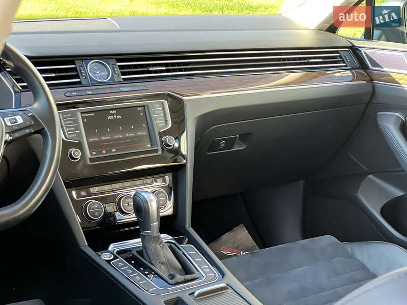 Седан Volkswagen Passat 2015 в Ужгороді