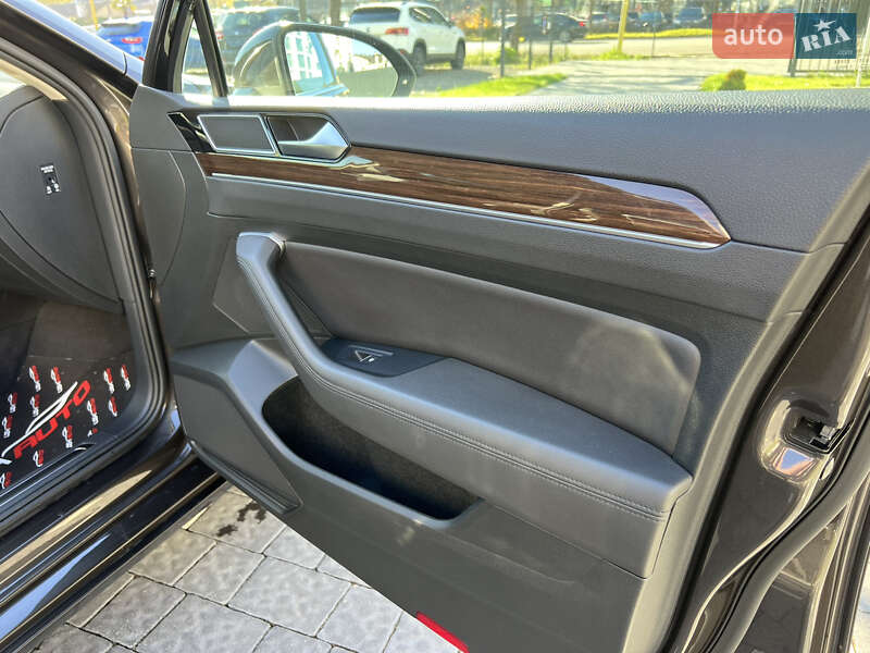 Седан Volkswagen Passat 2015 в Ужгороді