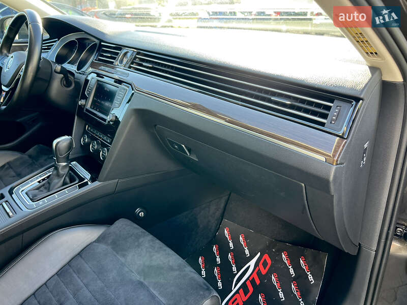 Седан Volkswagen Passat 2015 в Ужгороді