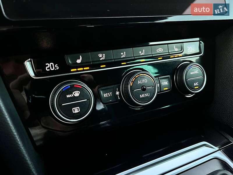 Универсал Volkswagen Passat 2017 в Киеве