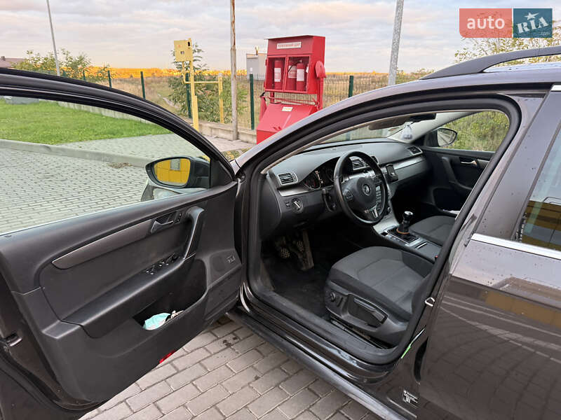 Универсал Volkswagen Passat 2011 в Ровно