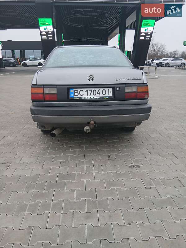 Седан Volkswagen Passat 1992 в Стрые