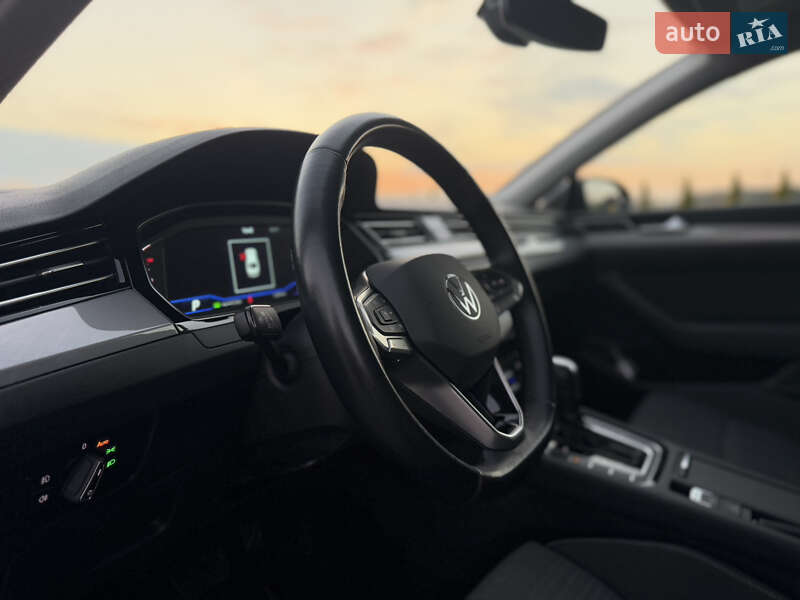 Седан Volkswagen Passat 2022 в Луцке