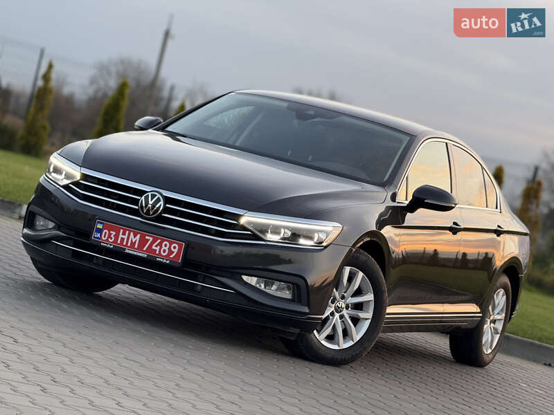 Седан Volkswagen Passat 2022 в Луцке