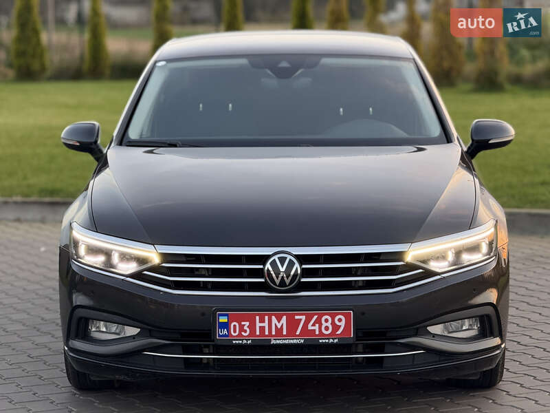 Седан Volkswagen Passat 2022 в Луцке