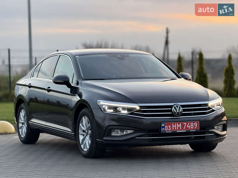 Седан Volkswagen Passat 2022 в Луцке