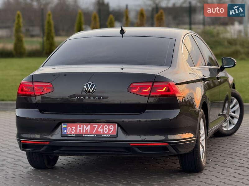 Седан Volkswagen Passat 2022 в Луцке