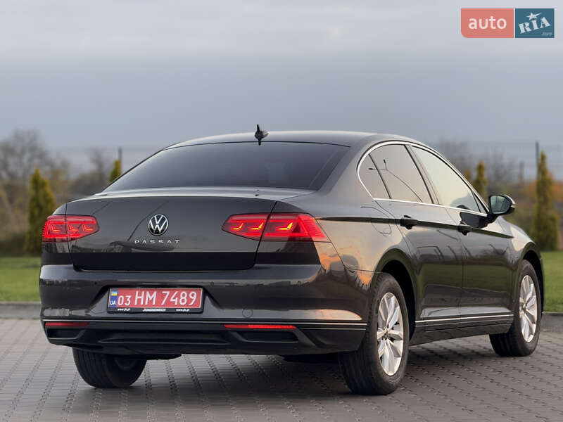 Седан Volkswagen Passat 2022 в Луцке