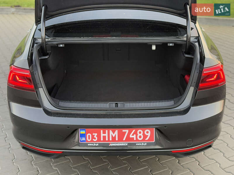 Седан Volkswagen Passat 2022 в Луцке