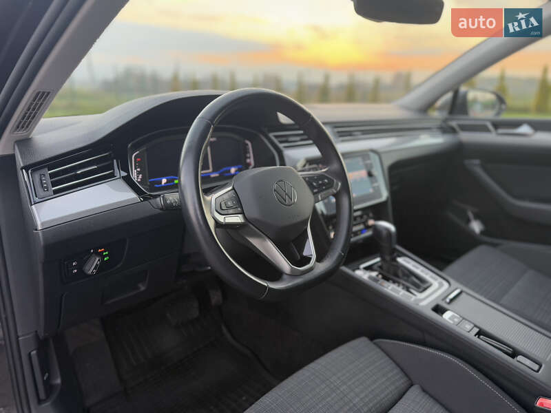 Седан Volkswagen Passat 2022 в Луцке