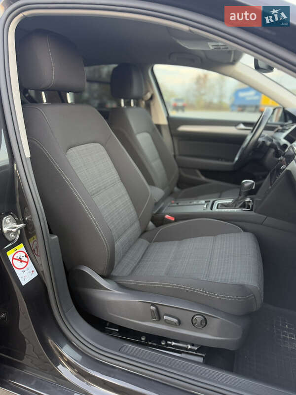 Седан Volkswagen Passat 2022 в Луцке