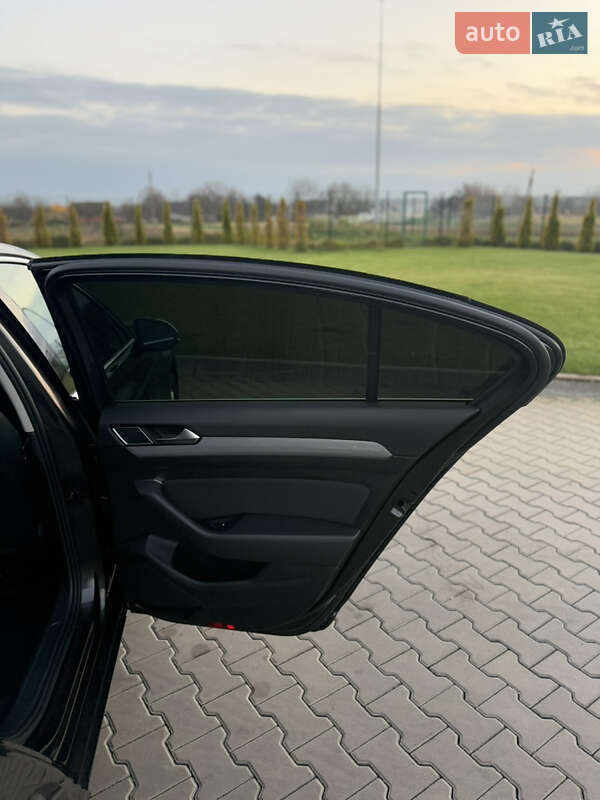 Седан Volkswagen Passat 2022 в Луцке
