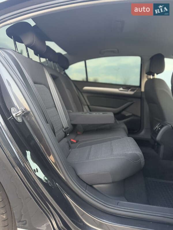 Седан Volkswagen Passat 2022 в Луцке